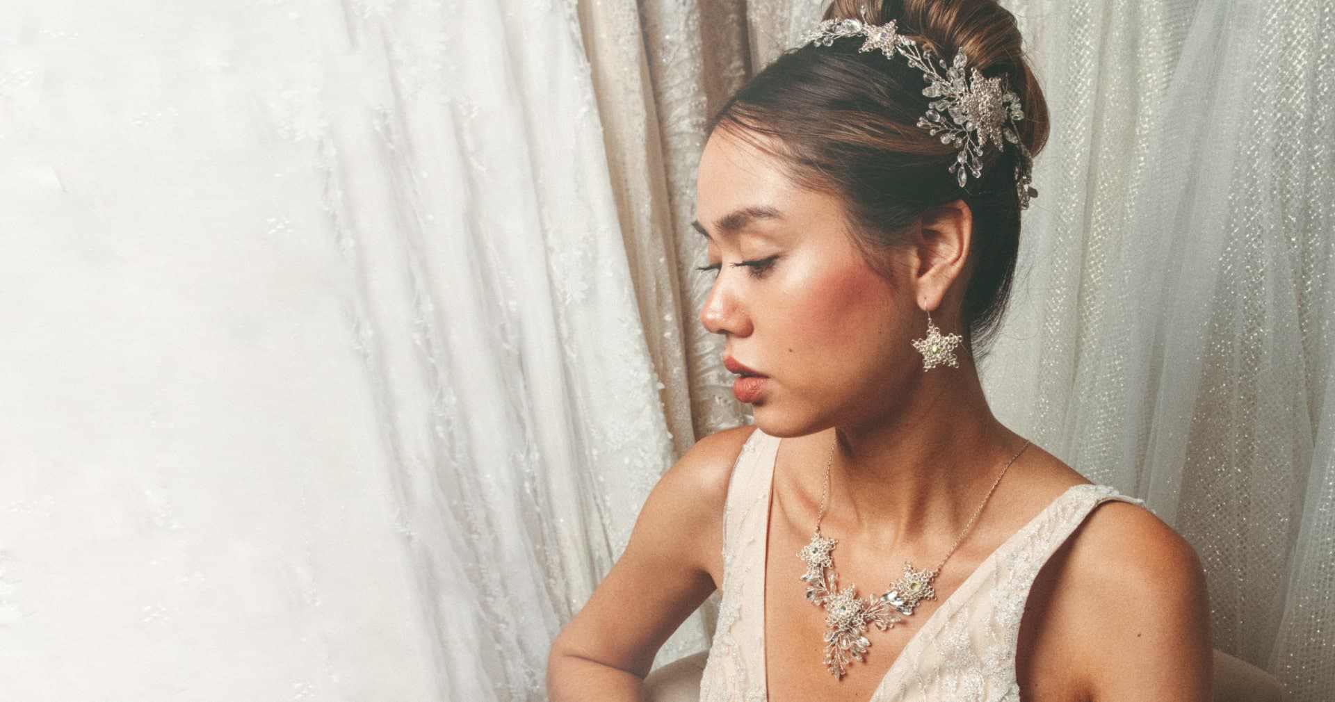 Novia con tiara y joyas tejidas en punto peruano